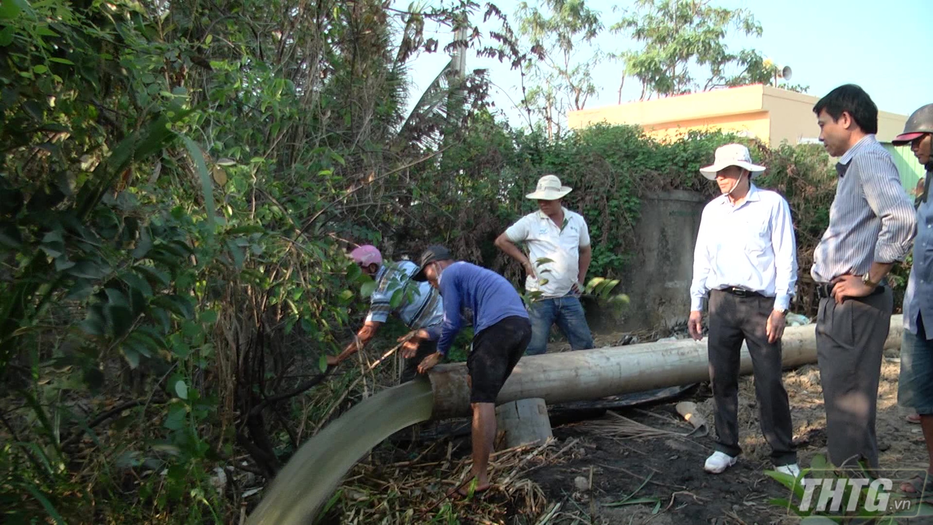 r. Le Van Huong - Chairman of Provincial People's Committee checked the prevention of saline drought in Go Cong Dong district. Photo: Trong Hieu