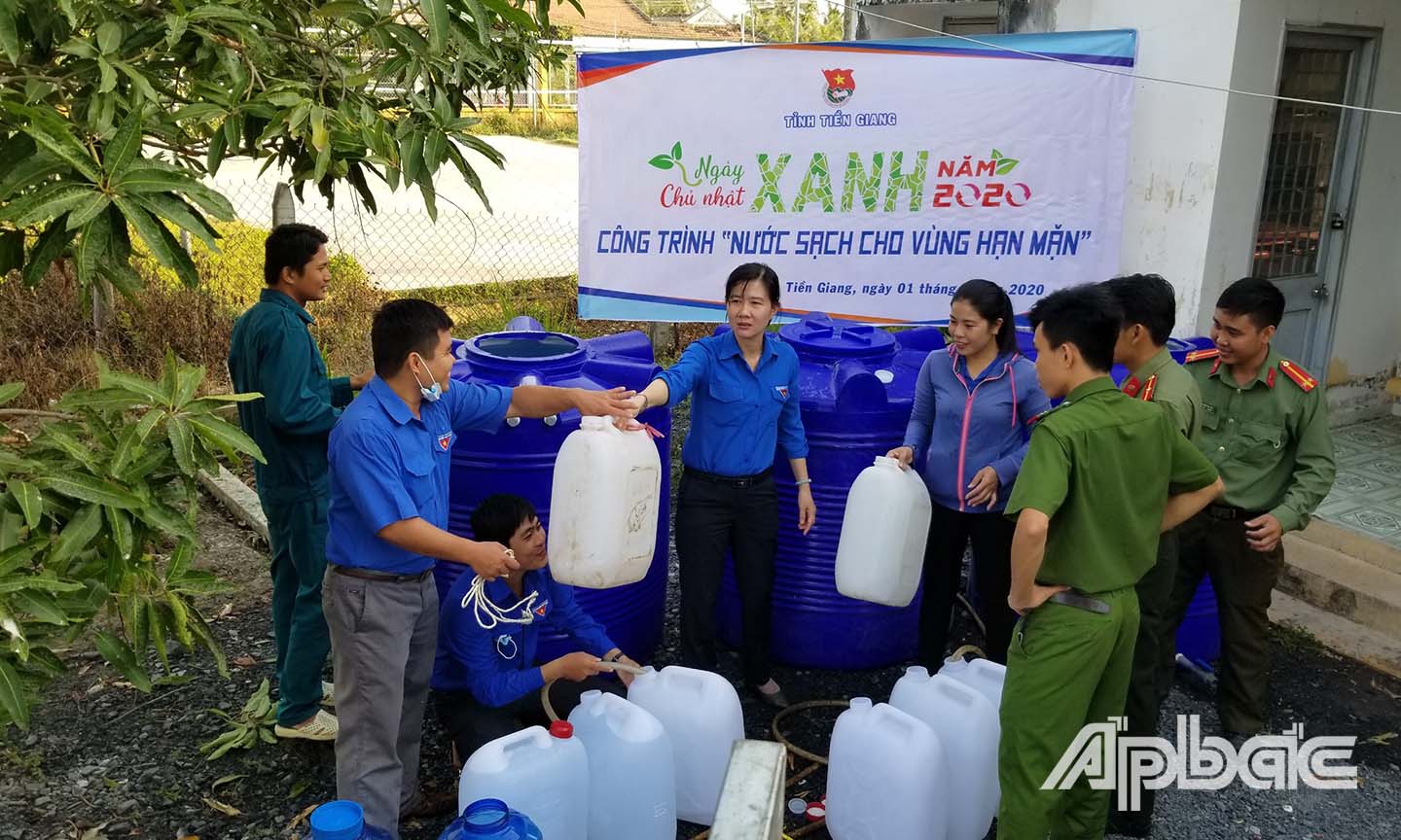 Đoàn viên, thanh niên chuẩn bị nước ngọt trước khi chuyển đến các hộ dân.