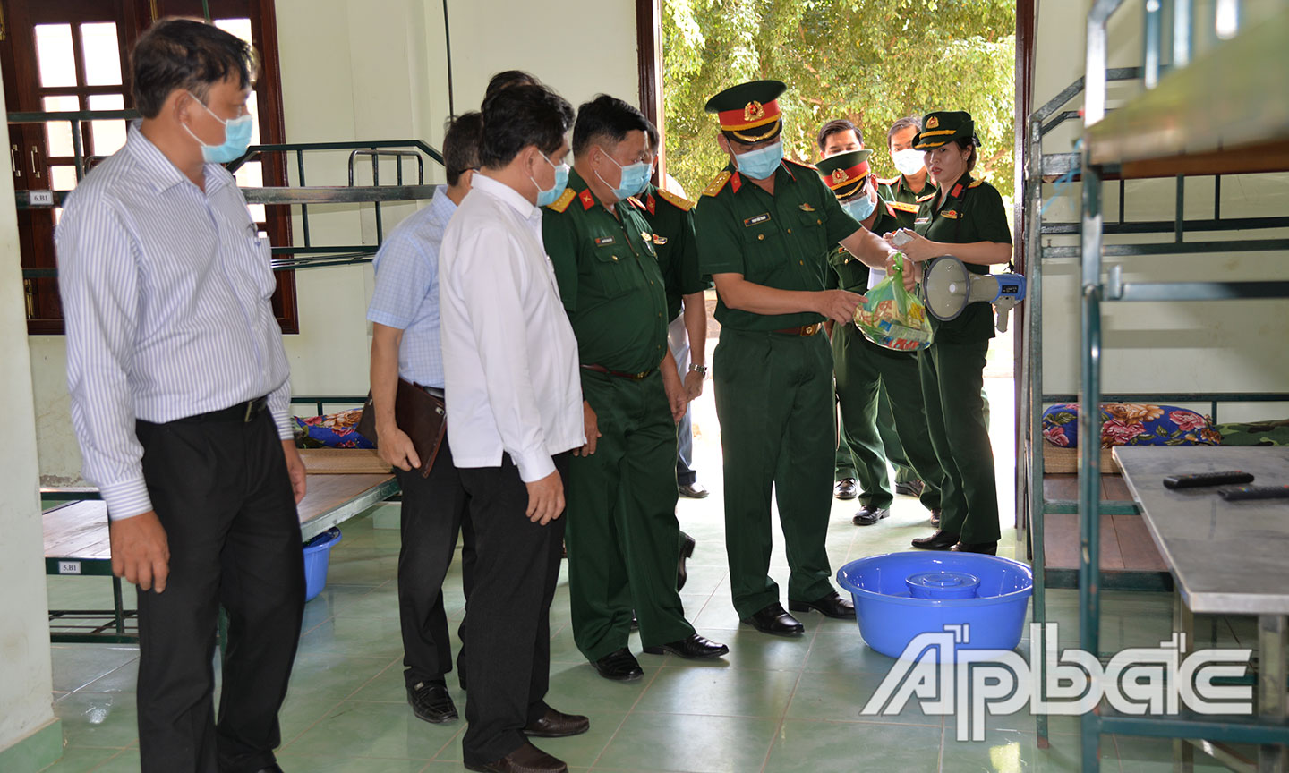 Đồng chí Trần Văn Dũng kiểm tra các nhu yếu phẩm cá nhân được chuẩn bị sẵn sàng cho công dân cách ly.