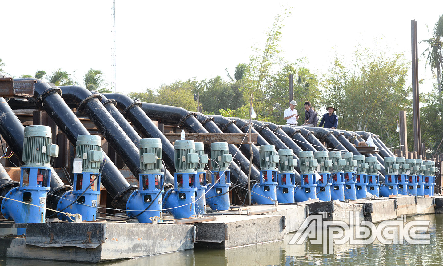 20 máy bơm hoạt động hết công suất để bơm nước mặn ra ngoài.