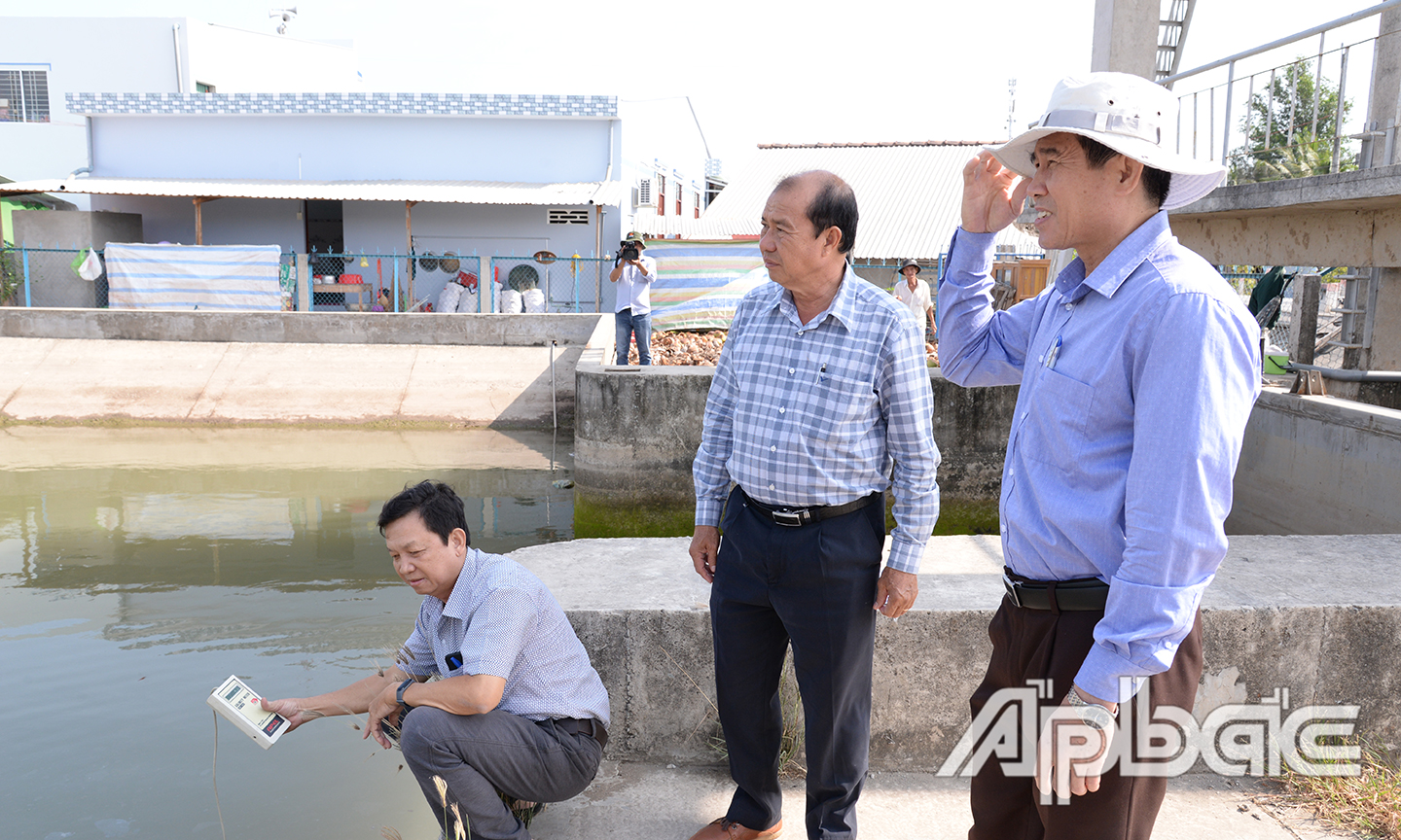 Đồng chí Lê Văn Hưởng kiểm tra cống trong Dự án Ba Rài - Phú An.