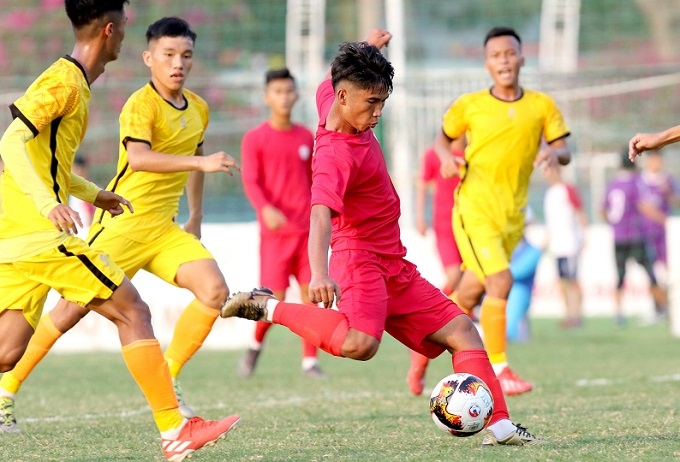 Nguyen Van Manh opens the scoring for Ho Chi Minh City in their match against Khanh Hoa on March 3. (Photo: VFF)