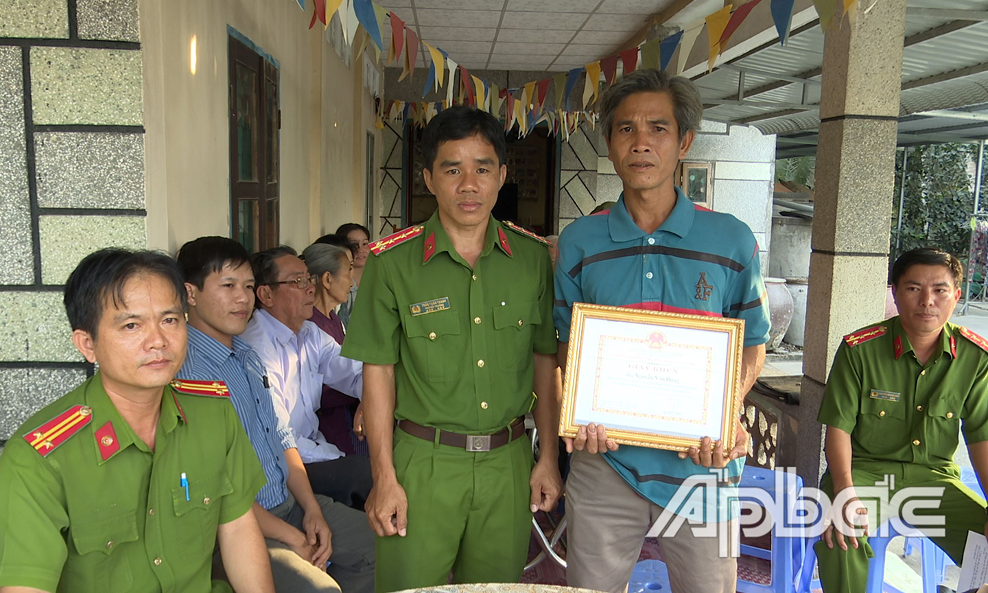 Công an huyện Gò Công Tây trao Giấy khen của UBND huyện tặng anh  Trần Văn Dũng.