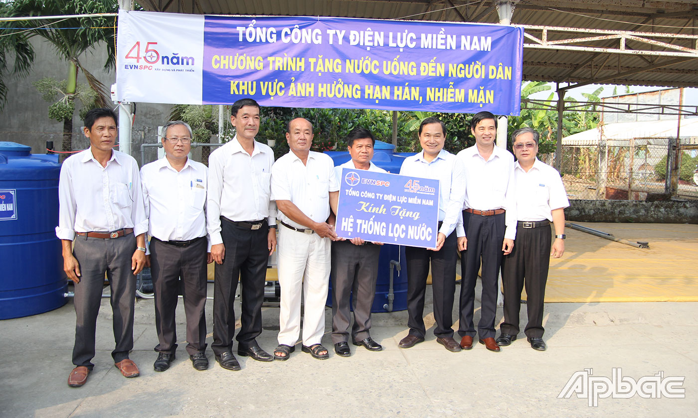 Tổng Công ty Điện lực miền Nam trao hệ thống lọc nước cho xã Gia Thuận.