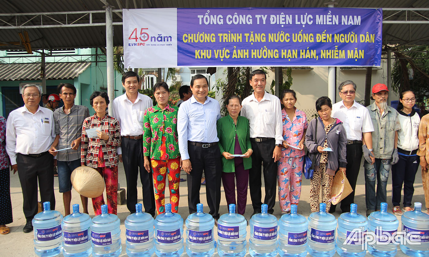 Tổng Công ty Điện lực miền Nam tặng 200 bình nước cho các hộ dân xã Gia Thuận và Tân Phước.