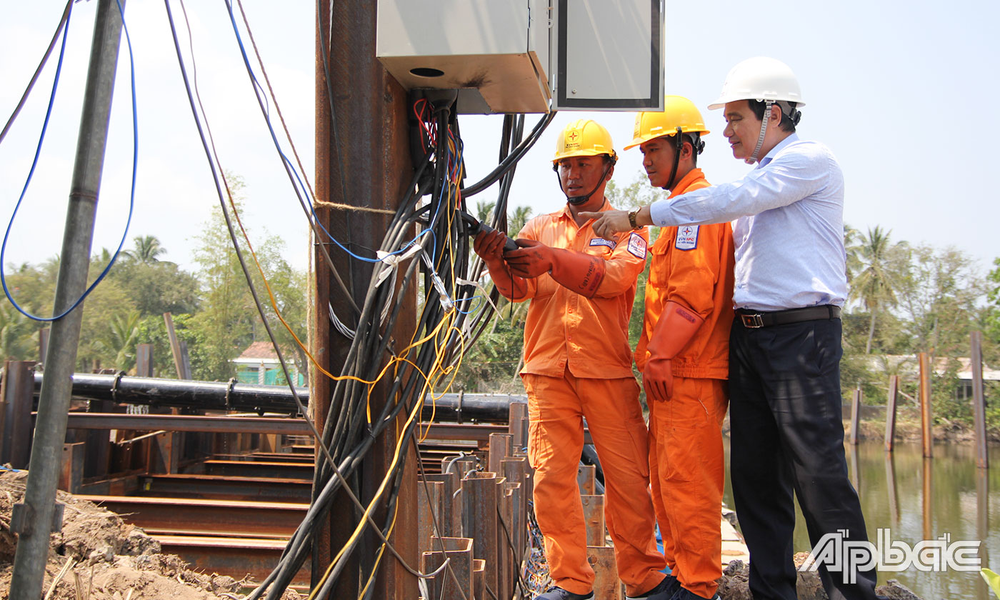Ông Nguyễn Văn Hợp kiểm tra hệ thống điện trạm biến áp cung cấp điện phục vụ bơm chống hạn, mặn kinh Nguyễn Tấn Thành.