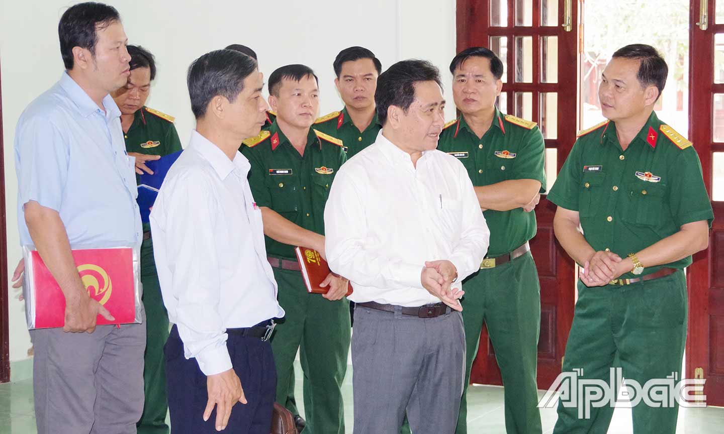 Đồng chí Trần Văn Dũng, Tỉnh ủy viên, Phó Chủ tịch UBND tỉnh kiểm tra cơ sở vật chất, trước khi đón công dân vào khu cách ly tập trung.