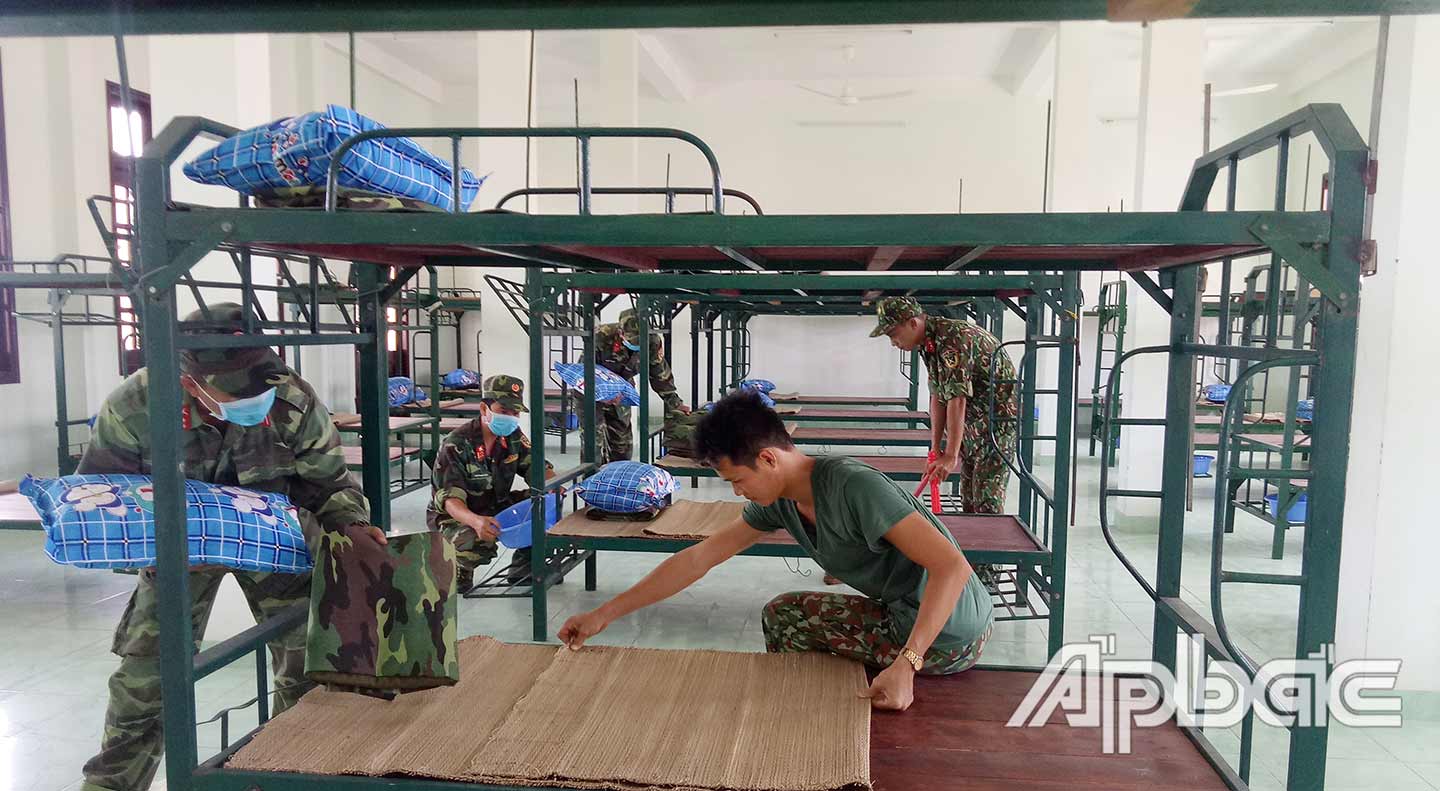 Cán bộ, chiến sĩ Bộ Chỉ huy Quân sự tỉnh cấp phát dụng cụ sinh hoạt cho từng giường cá nhân. 