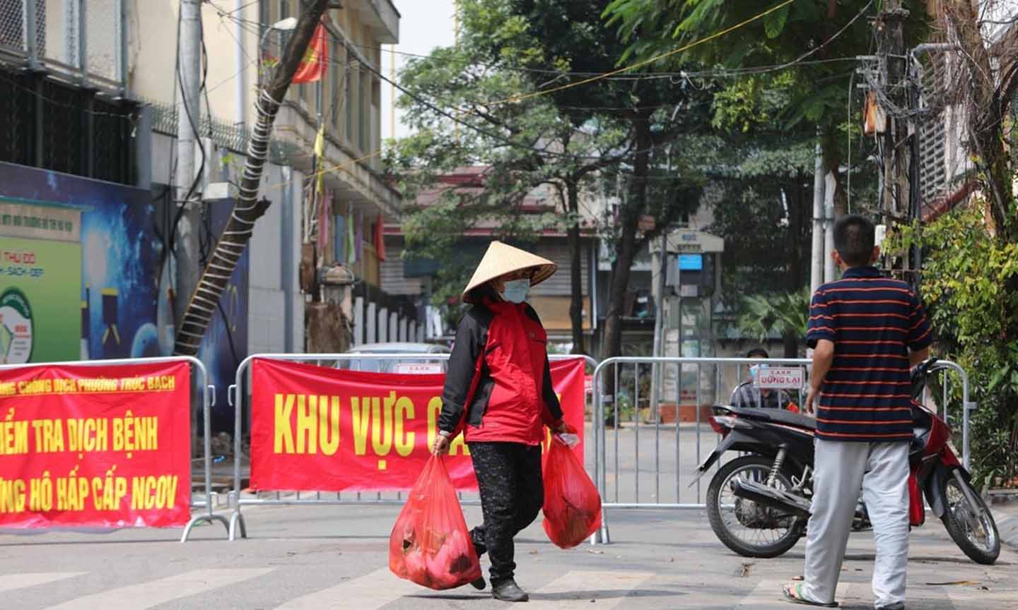 Cơ quan chức năng lắp đặt chốt kiểm soát để phòng chống bệnh COVID-19. (Ảnh: Thành Đạt/TTXVN)