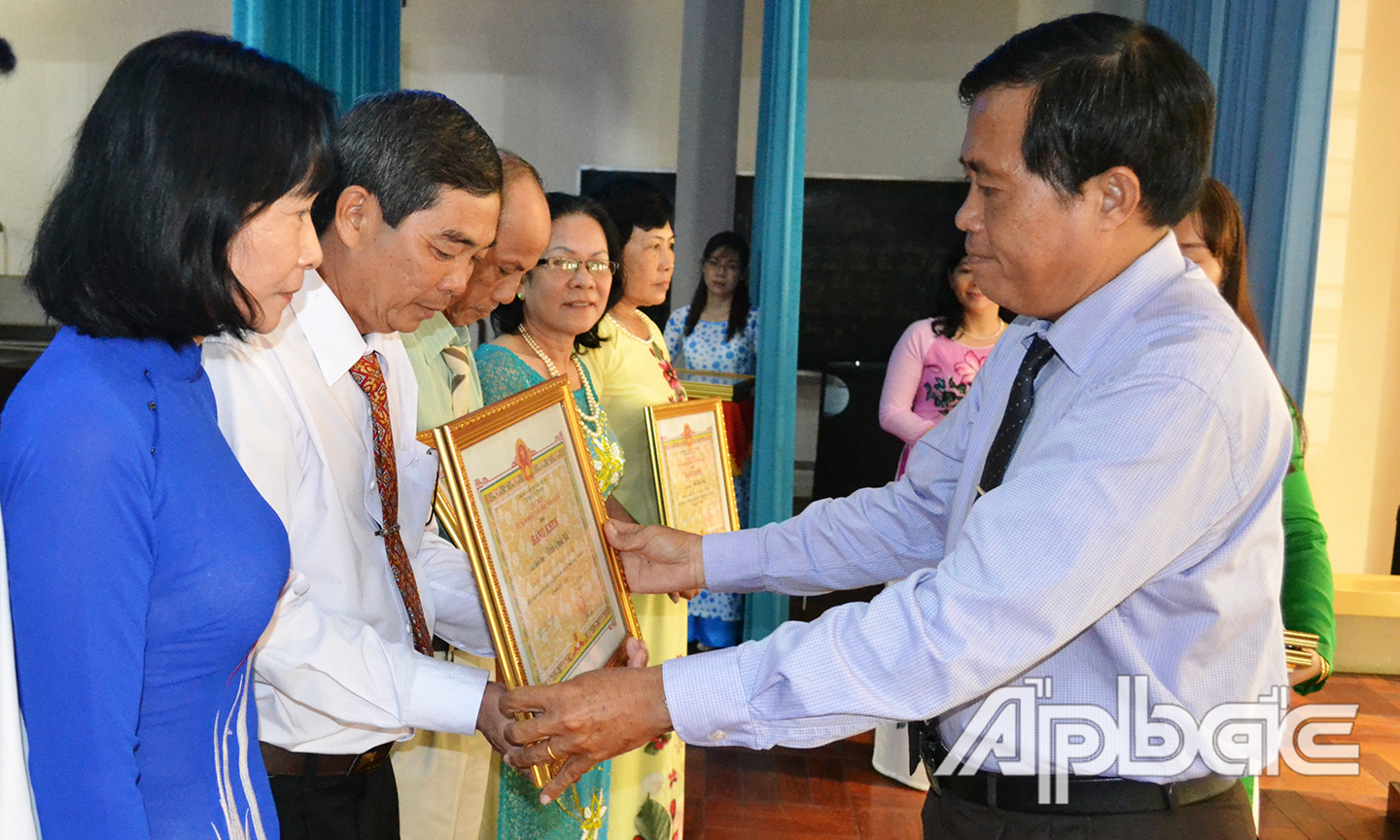 Giám đốc Sở VHTT&DL Nguyễn Đức Đảm trao Bằng khen của UBND tỉnh  cho các gia đình văn hóa tiêu biểu nhiều năm liền.