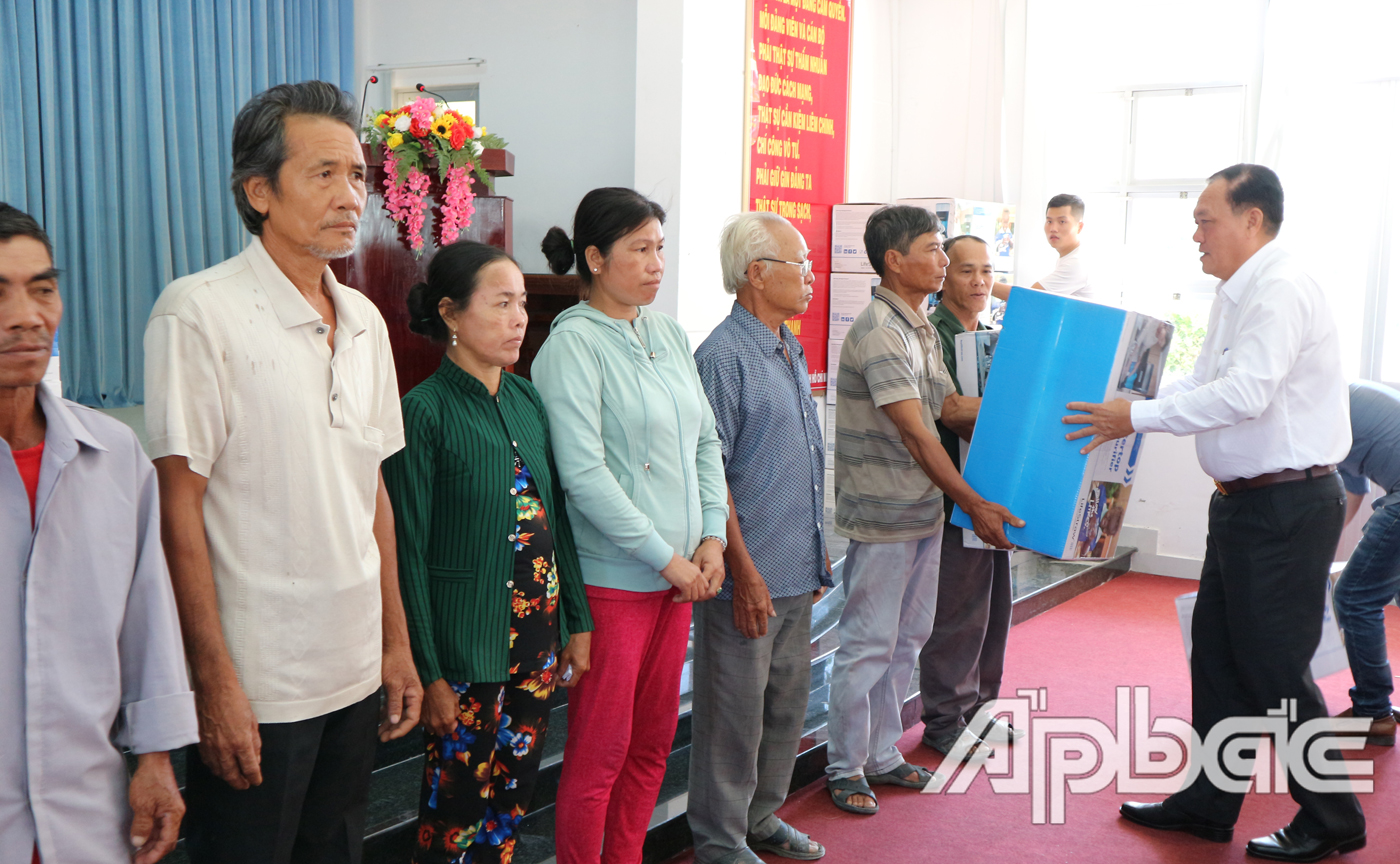 đồng chí Lê Văn Nghĩa Phó Chủ tịch Thường trực UBND tỉnh trao tặng bình lọc nước đến các hộ dân