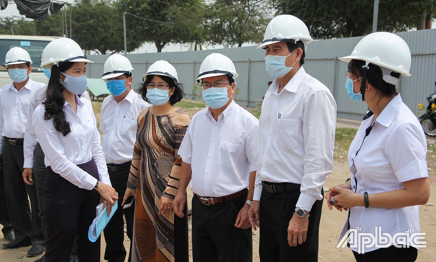 Đồng chí Lê Văn Hưởng (thứ 2 từ phải qua) yêu cầu đơn vị thi công đảm bảo an toàn lao động trong quá trình thi công.