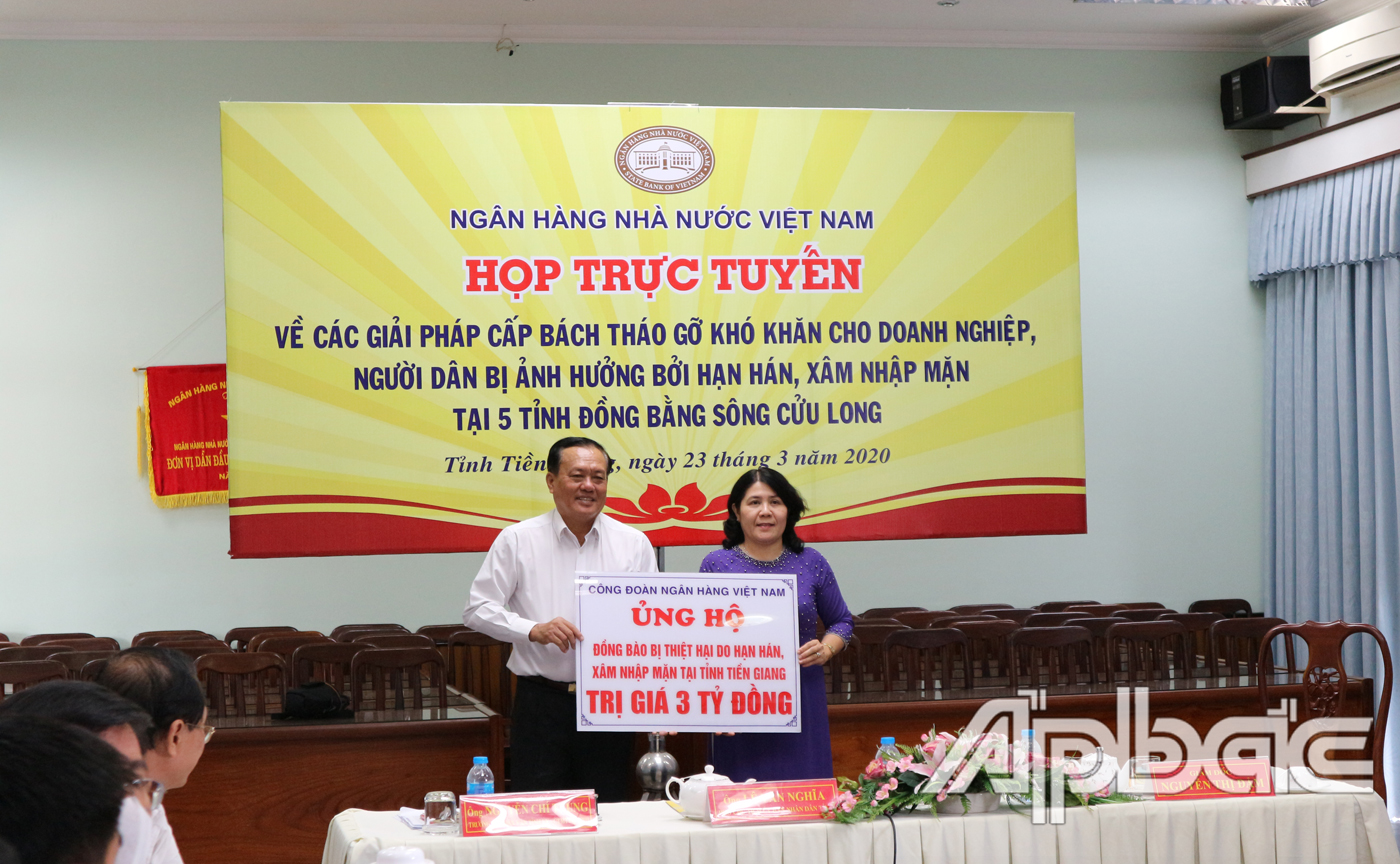 Công đoàn Ngân hàng Nhà nước Việt Nam trao tặng tiền hỗ trợ các tỉnh ĐBSCL bị thiệt hại do hạn, mặn 