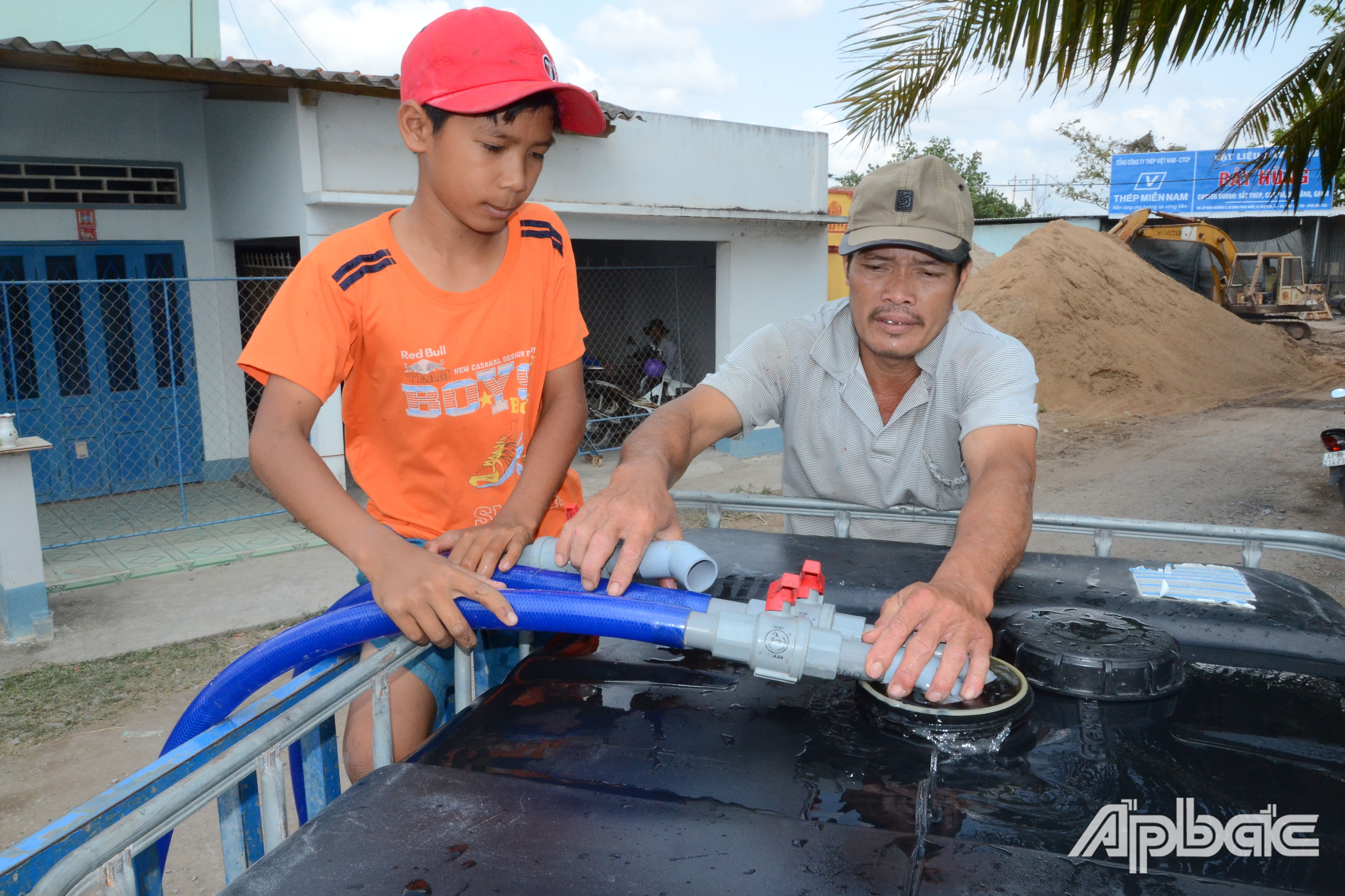 Người dân đến điểm cấp nước ngọt tại xã Bình Phục Nhứt, huyện Chợ Gạo để nhận nước ngọt về tưới thanh long.