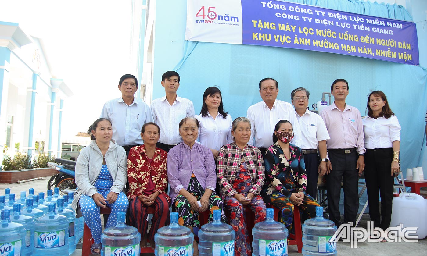 Đồng chí Lê Văn Nghĩa vận động doanh nghiệp tặng 100 bình nước uống cho người dân xã Tân Phước