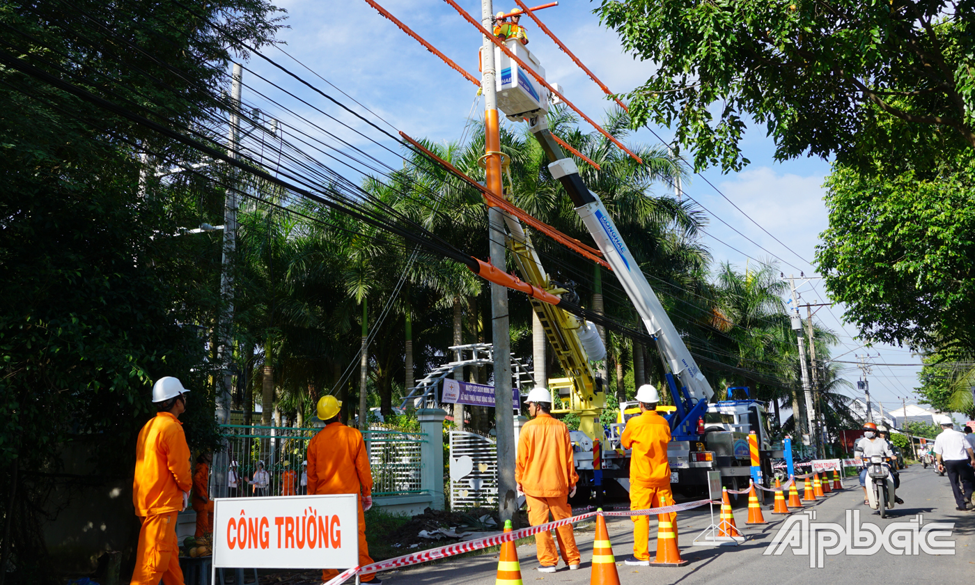 Kiểm tra hệ thống lưới điện của Công ty Điện lực Tiền Giang.