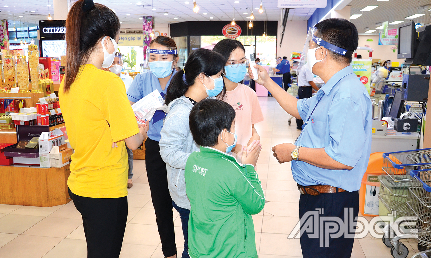 Checking buyer's temperature at My Tho Co.opmart. Photo: ABO