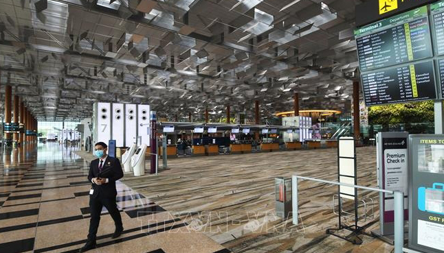 The deserted scene at Singapore's Changi Airport on March 19, 2020 amid the widespread COVID-19 outbreaks. (Photo: VNA)