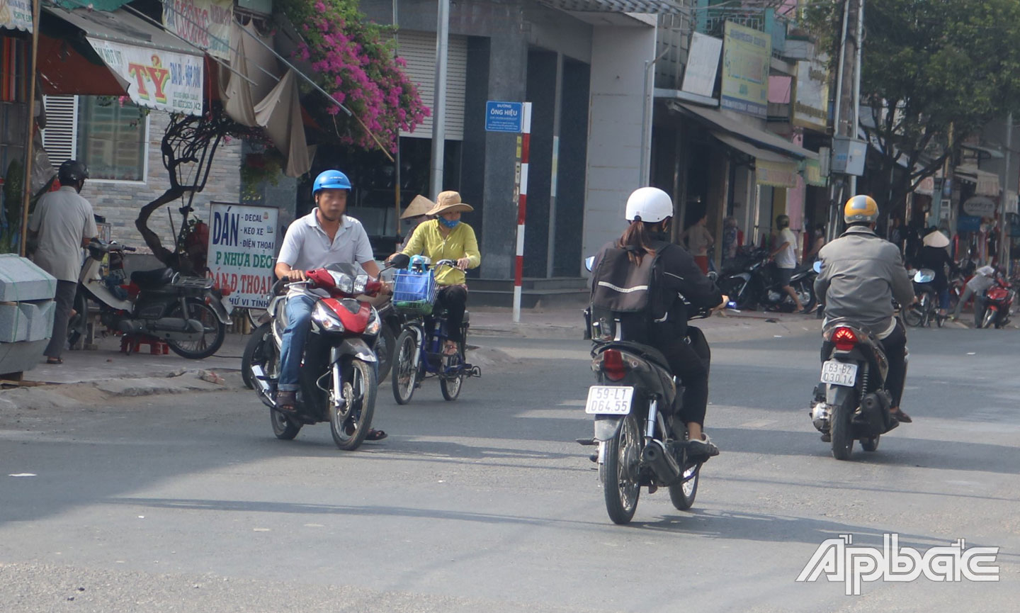 Một số người dân không đeo khẩu trang hoặc mang mang khẩu trang không đảm bảo che kín mũi, miệng khi ra đường ở phường 1, thị xã Cai Lậy.