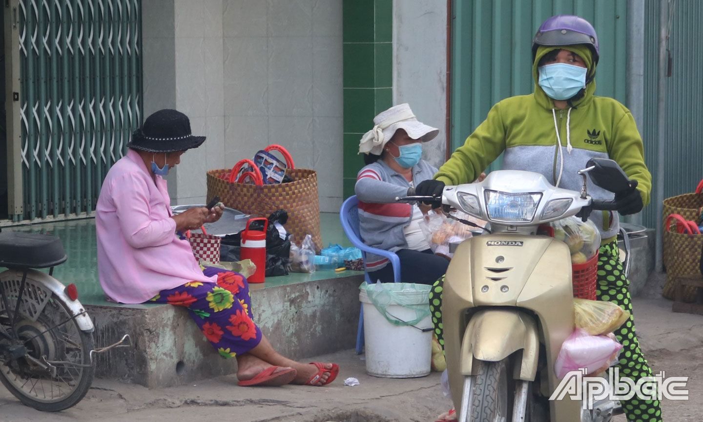 Một người dân đeo khẩu trang không đảm bảo che kín mũi, miệng ở chợ Thuộc Nhiêu (xã Dưỡng Điềm, huyện Châu Thành).