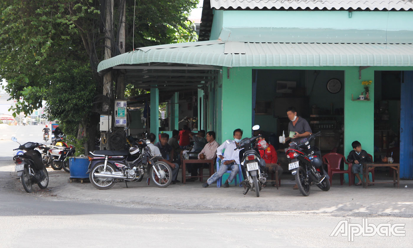 Quán cà phê trên địa bàn thị trấn Chợ Gạo (huyện Chợ Gạo) chỉ phục vụ dưới 10 khách nhưng vẫn đông khách ngồi gần nhau và không giữ đúng khoảng cách quy định.