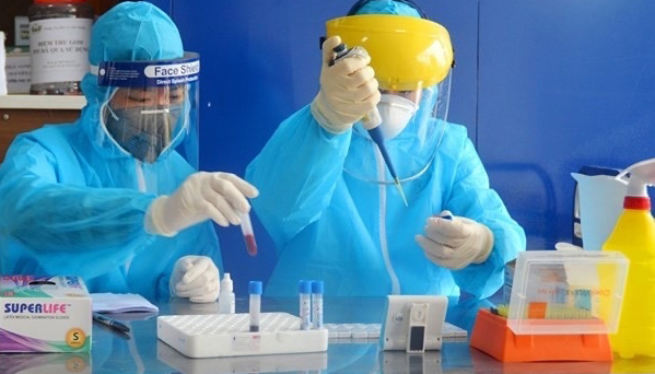 Medical workers test samples at a quick COVID-19 testing site in Thanh Oai district of Hanoi (Photo: VNA)