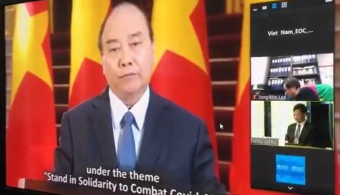 Prime Minister Nguyen Xuan Phuc delivers his message to a teleconference of heath ministers of the WHO western Pacific region on April 8.