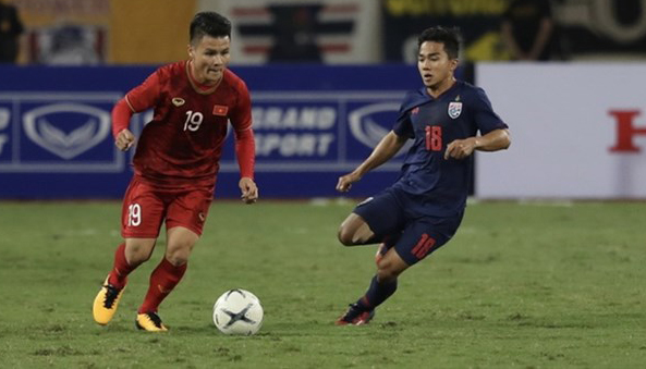 Midfielder Nguyen Quang Hai (Red) (Photo: VNA)