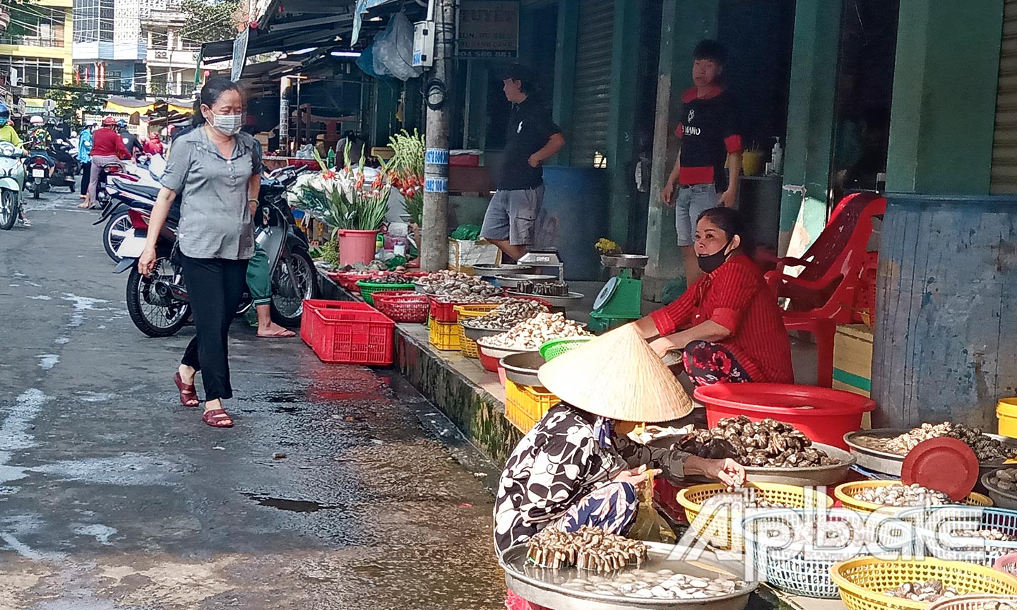 Tiểu thương chợ Thạnh Trị (TP. Mỹ Tho) không đeo khẩu trang và đeo khẩu trang không đúng quy định.