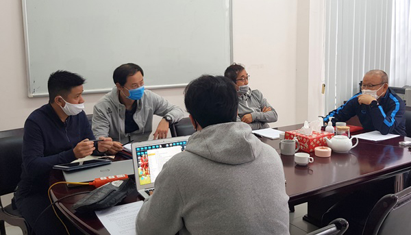 Coach Park Hang-seo (far right) and his colleagues discuss preparations for the Vietnamese team during the break caused by COVID-19. (Photo: Vietnam Football Federation)