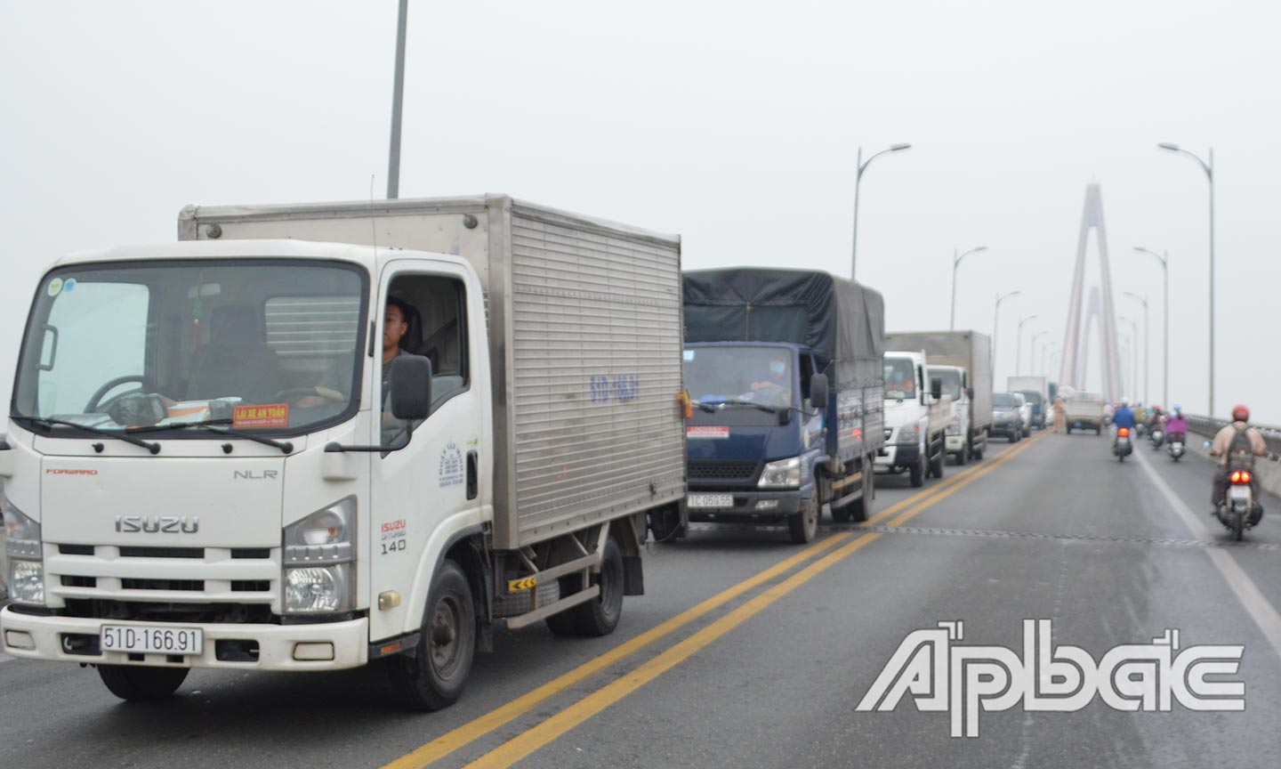 Các phượng tiện lưu thông rất chậm khi qua cầu Rạch Miễu.