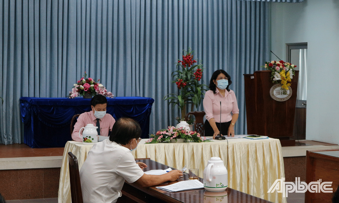 giám đốc Ngân hàng Nhà nước Chi nhánh Tiền Giang Nguyễn Thị Đậm phát biểu tại hội nghị