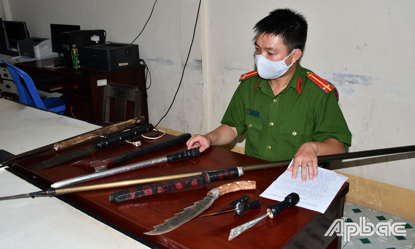 Công an huyện Chợ Gạo kiểm tra số hung khí thu giữ tại nhà Nguyễn Văn Hiếu.