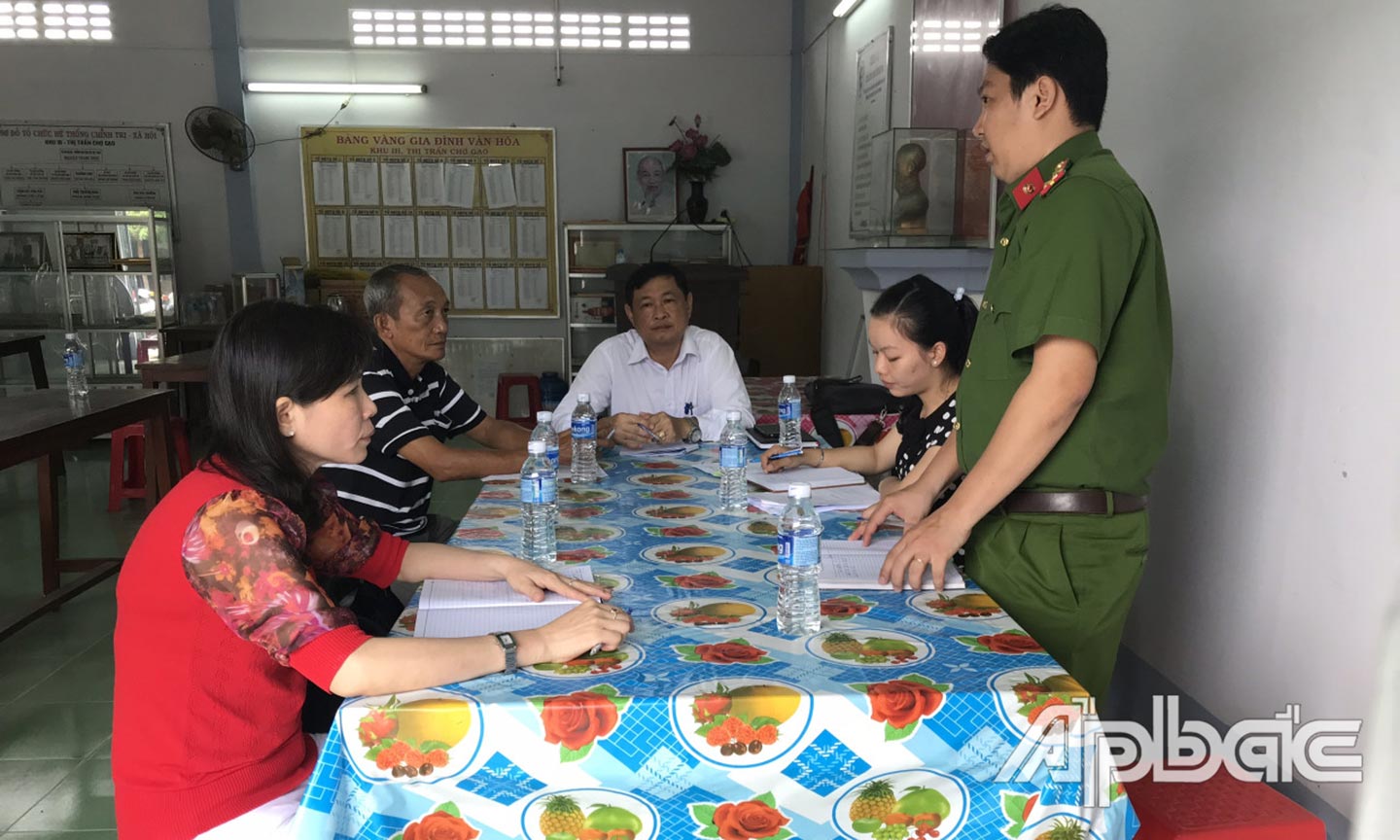 Thành viên Ban Quản lý “Địa chỉ tin cậy - nhà tạm lánh” thị trấn Chợ Gạo thường xuyên trao đổi, tìm giải pháp bảo vệ nạn nhân bị BLGĐ. 