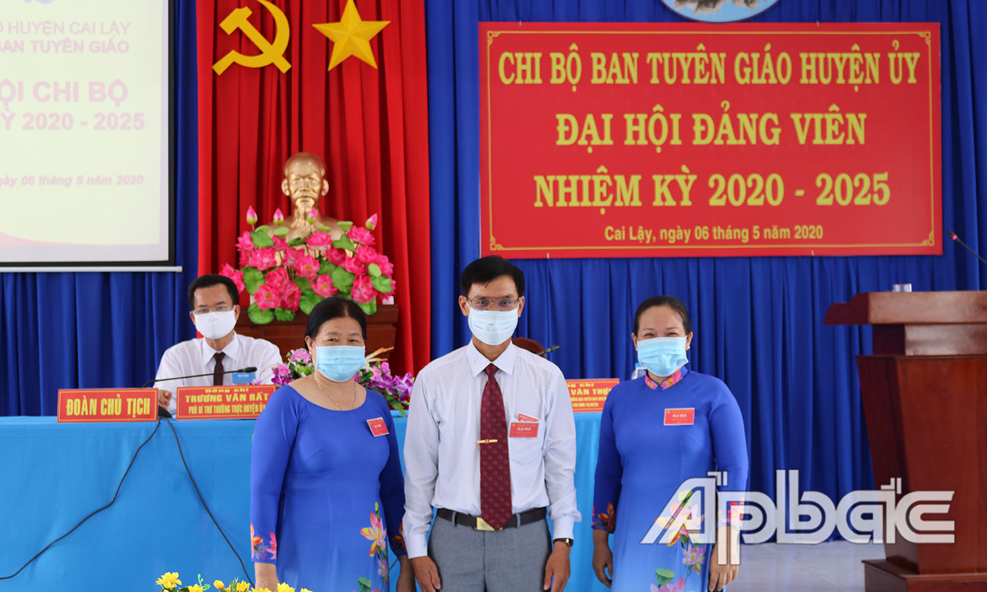 Bí thư Chi bộ và đại biểu đi dự đại hội cấp huyện ra mắt hứa hẹn.