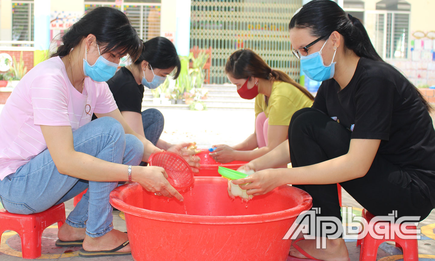 Giáo viên Trường Mầm non thị trấn Mỹ Phước (huyện Tân Phước) tiến hành vệ sinh trường lớp chuẩn bị đón học sinh trở lại trường.