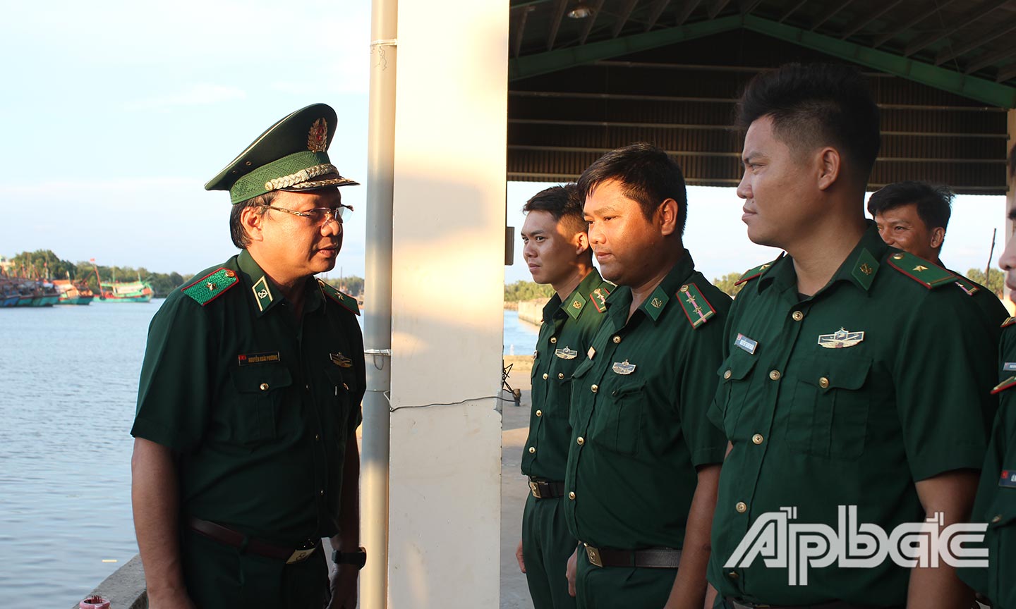 Thiếu tướng Nguyễn Hoài Phương động viên cán bộ, chiến sĩ tham gia huấn luyện diễn tập. 