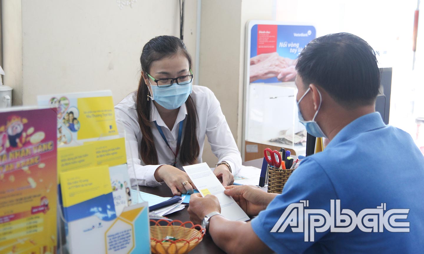 Các giao dịch viên của Ngân hàng TMCPCT Tây Tiền Giang luôn giữ vững  sự trung thực, liêm khiết.