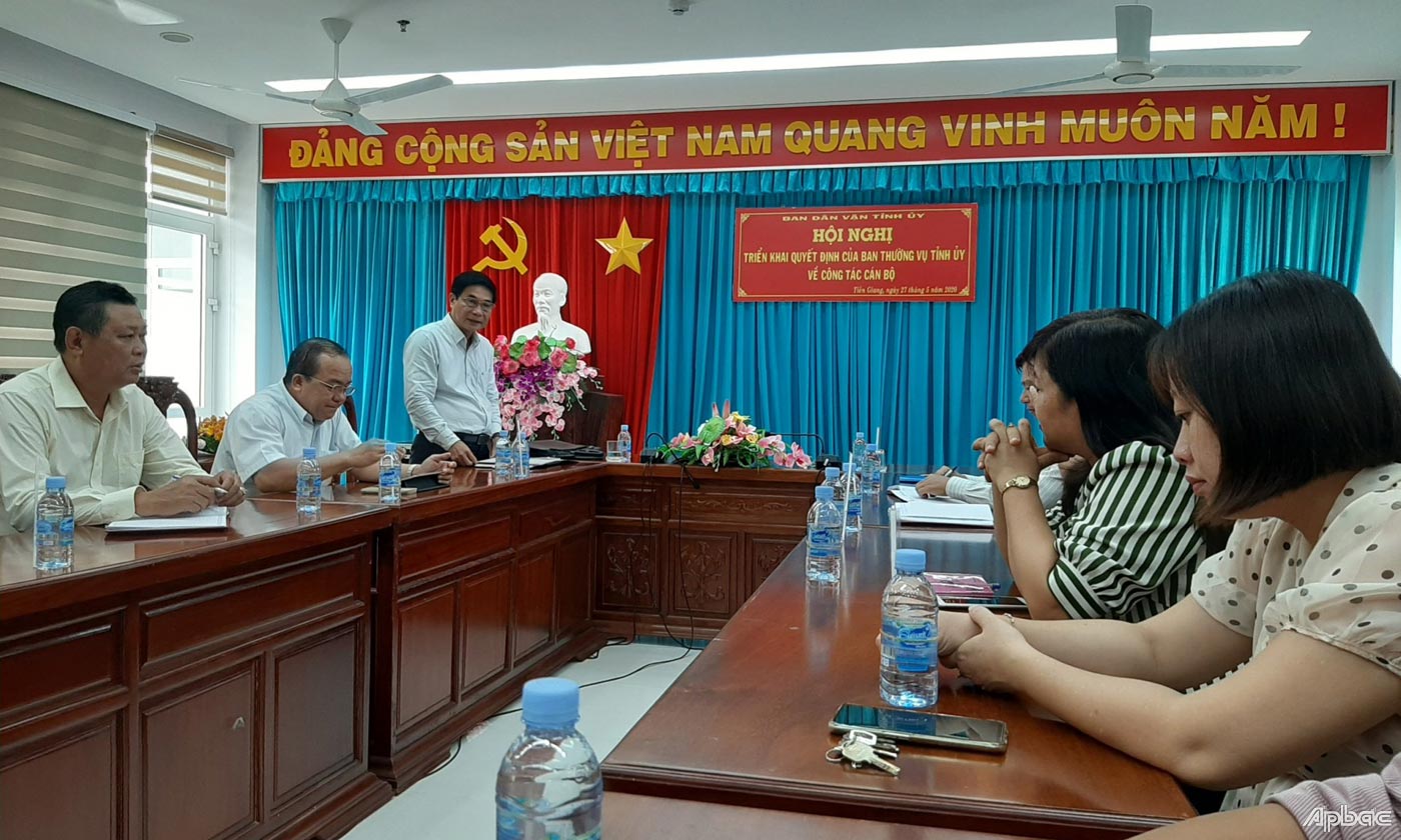 Đồng chí Nguyễn Văn Nhã triển khai quyết định của Ban Thường vụ Tỉnh ủy.