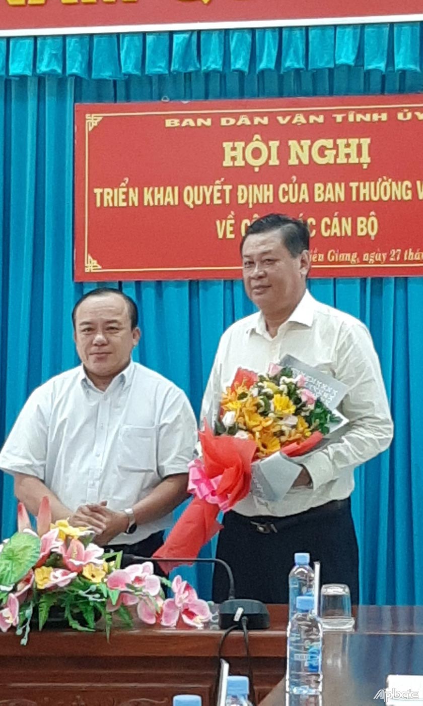 Trưởng Ban Dân vận Tỉnh ủy Nguyễn Chí Trung tặng hoa đồng chí Nguyễn Trọng Hữu.