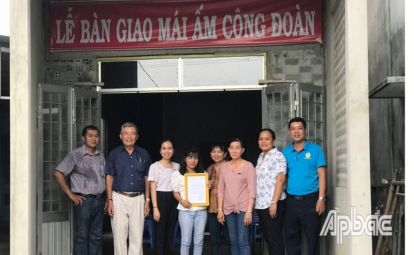 Lễ bàn giao nhà mái ấm Công đoàn cho chi Nguyễn Thị Quý