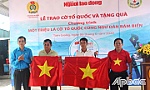 Trao tặng 2.000 lá cờ Tổ quốc cho ngư dân