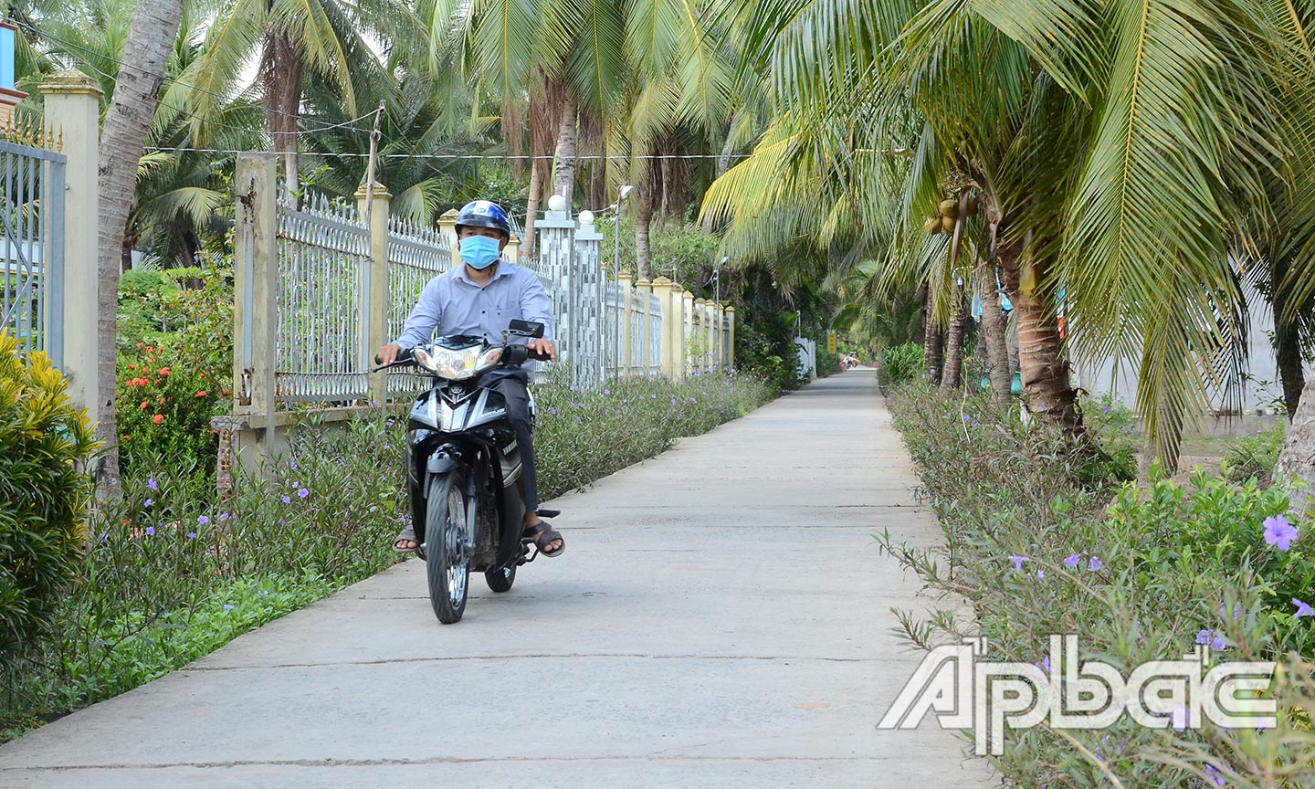 Các tuyến đường được trải dal, trồng hoa tạo nên diện mạo mới cho xã Tân Thới.