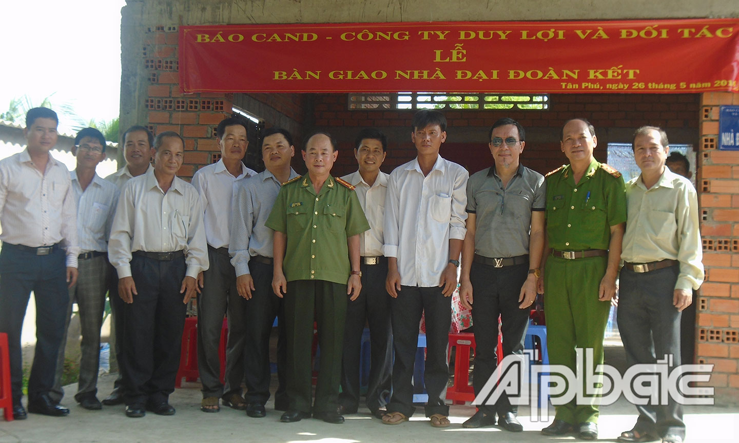 Phó Tổng Biên tập Báo Công An Nhân Dân Trần Kim Thẩm và Công ty Võng xếp Duy Lợi bàn giao nhà đại đoàn kết ở xã Tân Phú.
