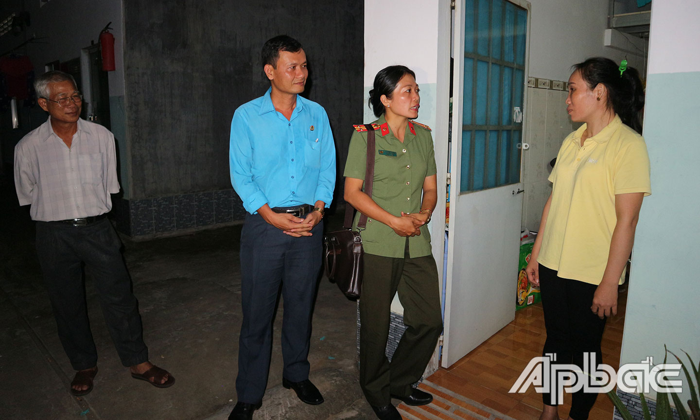 Đoàn công tác liên ngành hỏi thăm công nhân về tình hình an ninh trật tự  ở Khu nhà trọ CNTQ.