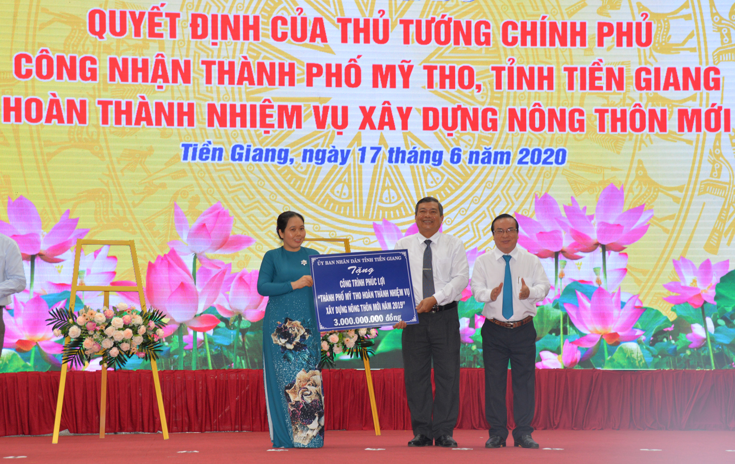 Đồng chí Phạm Anh Tuấn, Phó Chủ tịch Ủy ban nhân dân tỉnh trao tặng ngân phiếu tượng trưng của Ủy ban nhân dân tỉnh cho thành phố Mỹ Tho xây dựng công trình phúc lợi.