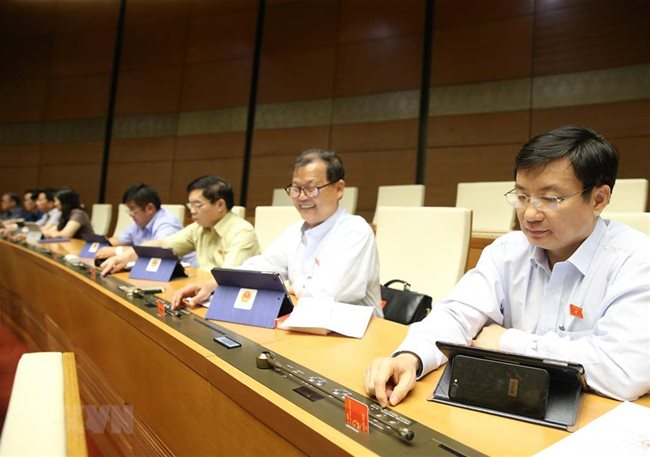 NA deputies at the ninth sitting of the 14th National Assembly on June 17. The National Assembly (NA) approved the revised Enterprise Law at the sitting, along with excluding household businesses from the law – PHOTO: VNA