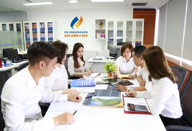 Petrolimex Insurance staff. The company has cut cash dividend rate by one percentage point to 12 percent for 2020 from 13 percent in 2019. (Photo: tinnhanhchungkhoan.vn)