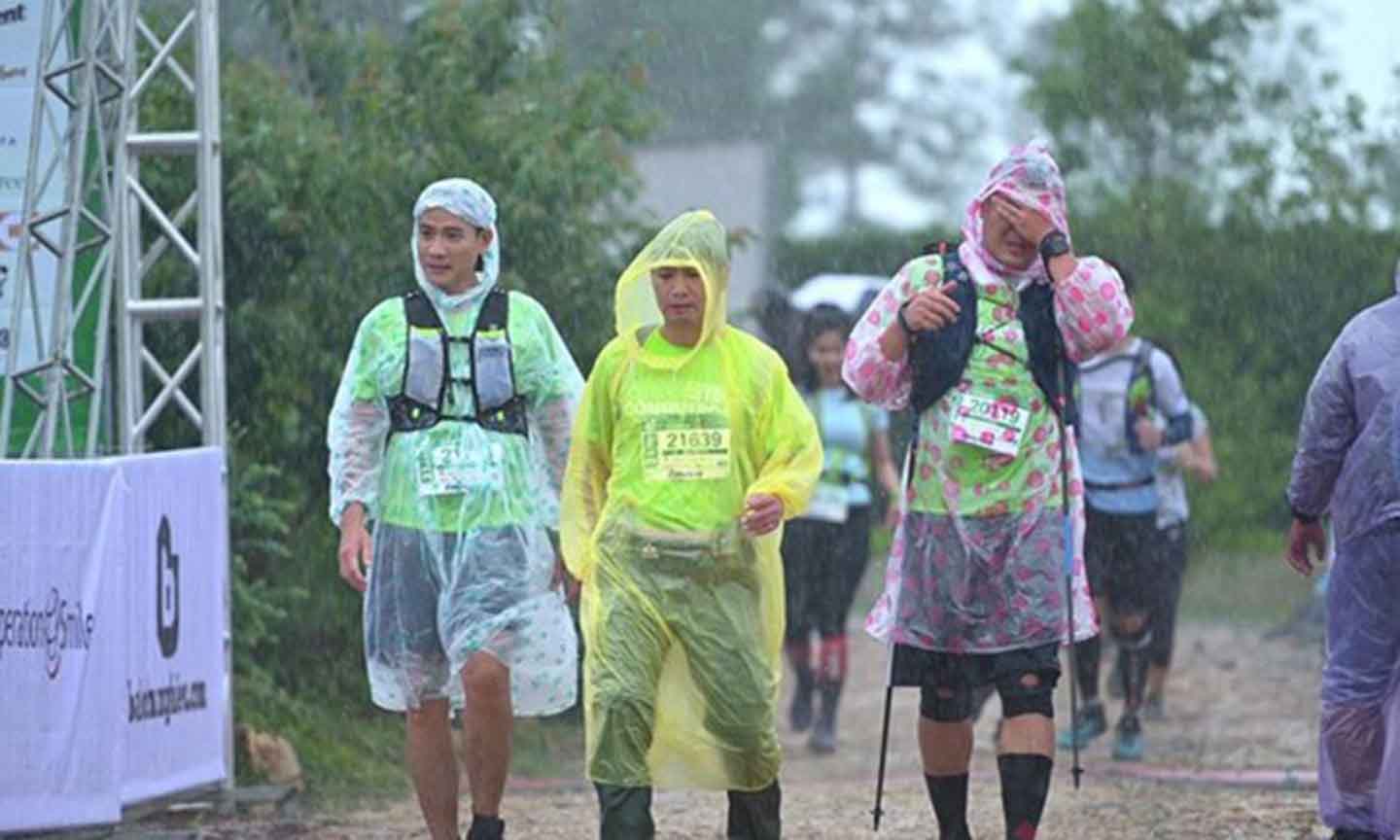 Các vận động viên tham gia giải Dalat Ultra Trail 2020 dưới mưa. (Nguồn: BTC)