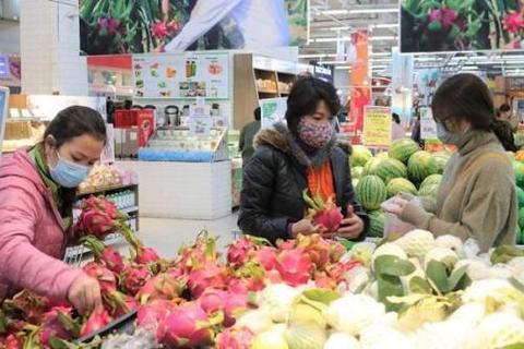 Shoppers buy fruit at a supermarket. — Photo thoibaotaichinhvietnam.vn